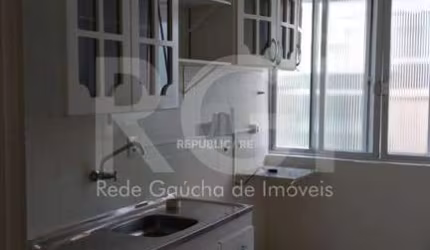 Apartamento 2 quartos, 2 vagas garagem, semi-mobilado na Praia de Belas!