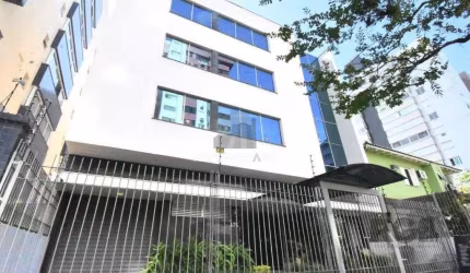 Sala de frente com vaga