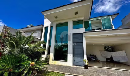 CASA EM CONDOMINIO COM TRES DORMITÓRIOS TRES SUITES