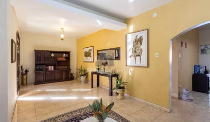 Sobrado com 345m² privativos, 3 suites, 2 vagas, churrasqueira. pátio com piscin