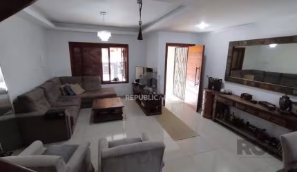 Sobrado 3 suites, pátio com piscina, 3 vagas cobertas - Bairro Tristeza