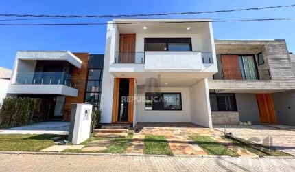 Excelente casa em condomínio com um pátio privativo.