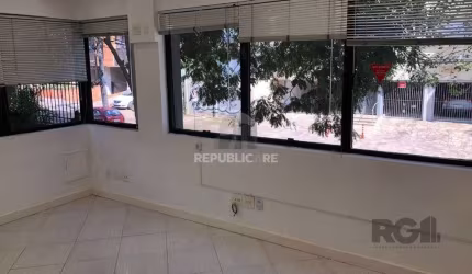 Excelente sala comercial. 2 salas muito espaçosas e uma meno
