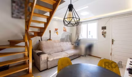 Casa em condomínio,  possui 2 dormitórios, sala para 2 ambientes e 1 vaga.