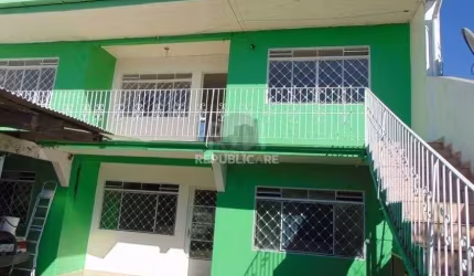 Casa frente, 81,50m2 e 2 apartamento nos fundos térreo e segundo andar.