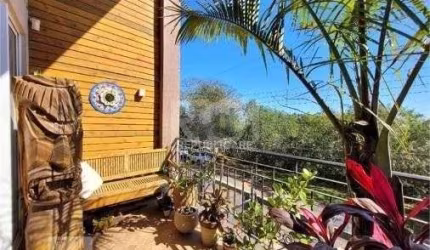 EXCELENTE CASA COM 3 DORMITÓRIOS, 1 SUÍTE E VAGA DE GARAGEM PARA 3 CARROS.