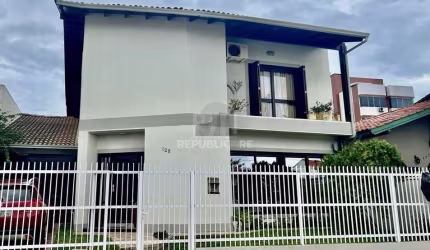 Casa para Venda - 240m², 4 dormitórios, sendo 2 suites, 3 vagas - Centro