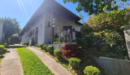 Casa em lindo terreno alto ao nível da rua medindo 10 × 32 onde consta uma resid