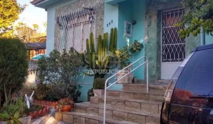Casa para Venda - 165m², 2 dormitórios, 4 vagas - Menino Deus