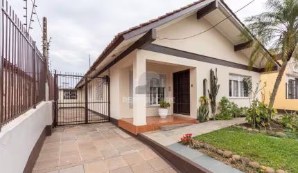 Casa para Venda - 450m², 4 dormitórios, sendo 1 suites, 9 vagas - Medianeira
