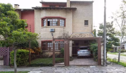 Casa para Venda - 180.3m², 3 dormitórios, sendo 1 suites, 3 vagas - Guarujá