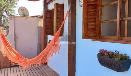 Casa térrea de 2 dormitórios, living, cozinha, churrasqueira, área de serviço, b