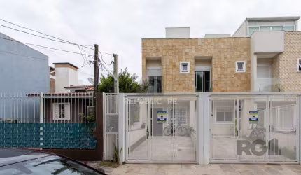 Sobrado com dois andares e área de terraço,