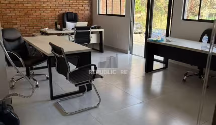 Casa com 03 quartos e 02 vagas de garagem