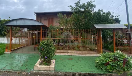 Ótima casa de dois pavimentos localizada no Bairro Restinga