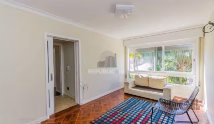 Apartamento com 2 quartos e dependência e 1 vaga coberta no Menino Deus! - 93m²