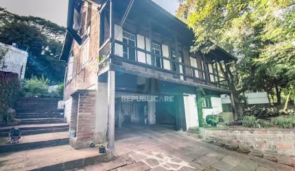 Casa Rústica (Enxaimel) com 3 pisos e pátios amplos.