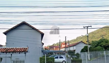 Sobrado 3 dormitórios condomínio Bouganville
