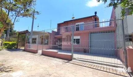 Casa ampla com 4 dormitórios e 2 suítes no Jardim Itu Sabará - Porto Alegre