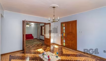 Casa 216m² - 4 dormitórios, 5 vagas no bairro Partenon