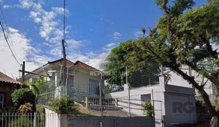 Casa 3 dormitórios,  1 vaga de garagem ampla e coberta.  Possui edícula com 3 pe