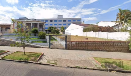 Casa com  terreno 26X44, toda gradeada. Próximas as principais ruas do bairro Gl