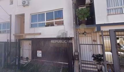 Sobrado  com 3 quartos, 1 suíte, lareira, churrasqueira, 3 vagas cobertas na zon