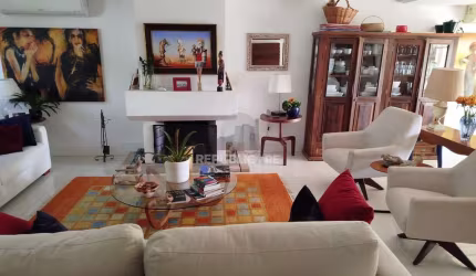 Venda casa em condomínio semi-novo com 330 metros quadrados privativos, 3 suítes