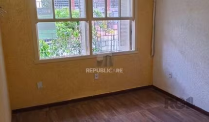 Apartamento no bairro Petrópolis de 1 dormitório reformado DESOCUPADO