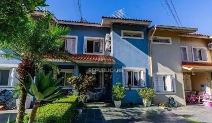 Casa sobrado em condomínio fechado na Vila Nova de 3 dormitórios e 2 vagas