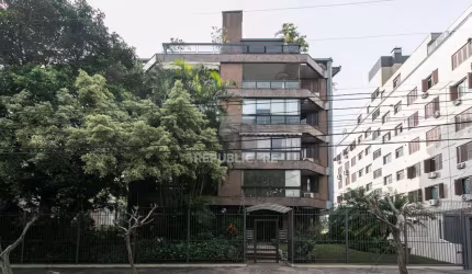 Cobertura com 3 dormitórios, mobiliada com 300 m²