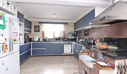 Casa para Venda - 220m², 2 dormitórios, sendo 2 suites, 3 vagas - Teresópolis