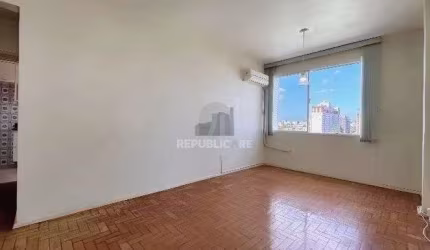 Apartamento de 2 quartos com elevador e vaga de garagem no Bairro Cidade Baixa