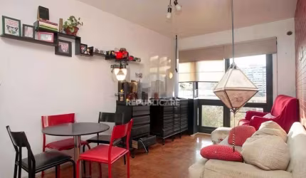 Apartamento semi mobiliado com 2 dormitórios na Sofia Veloso.