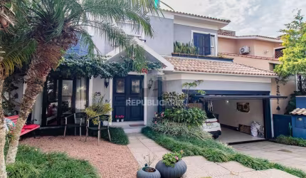 CASA DE 4 DORMITÓRIOS EM CONDOMÍNIO - 320 m² - 4 VAGAS DE GARAGEM