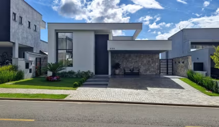 Casa térrea, super iluminada, próxima ao lazer do condomínio