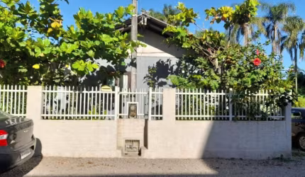 Linda Casa Mista com ótima localização em Armação - Penha