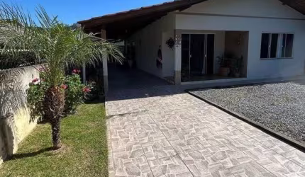 Casa com 3 dormitórios sendo 1 suíte na Praia de São Miguel