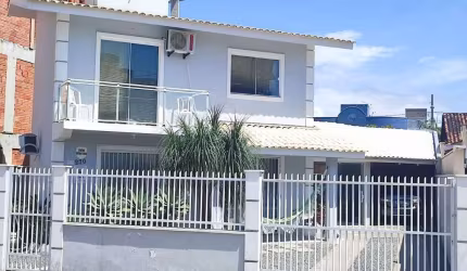 Linda Casa 3 dormitórios com suíte a poucos metros do mar com amplo Terreno.