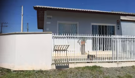 CASA COM ESPAÇO DE TERRENO EM BALNEÁRIO PIÇARRAS SC