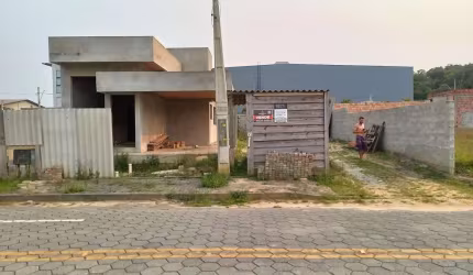 Terreno com Casa em Construção em Piçarras
