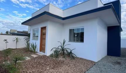 Casa com 2 quartos sendo 1 suíte com terreno nos fundos