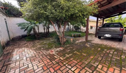 Casa linear pronta para morar com amplo quintal!