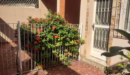 Atende duas Famílias,  2 casas 4 quartos, 7 garagens