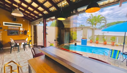 Casa plana com 3 quartos, área de festas com churrasqueira e piscina, localizada no bairro Boa Vista em Joinville