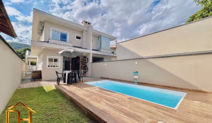 Sobrado 100% mobiliado em Pirabeiraba, com 1 suíte e mais 2 quartos, 3 vagas, piscina e churrasqueira