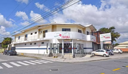 Prédio comercial de esquina, em região de corredor de passagem em Gaspar