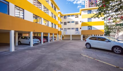 Apartamento todo reformado de 65 m², localizado no bairro Centro Cívico, pronto para você morar.