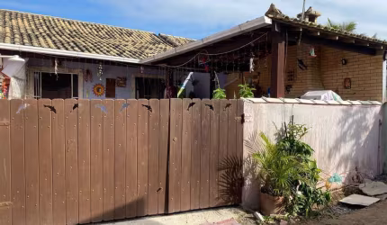 Casa para Venda em Cabo Frio, Unamar, 2 dormitórios, 1 suíte, 2 banheiros, 1 vaga