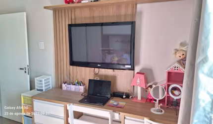 Casa em condomínio no Urbanova com 3 suítes, 210m², armários planejados em toda, churrasqueira e quintal.